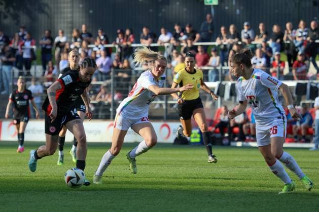 Köln, Deutschland 27. April 2025: 1. BL - Frauen - 2024 2025 - 1. FC Köln vs. Eintracht Frankfurt Im Bild: v.li. im Zweikampf Geraldine Reuteler (Eintracht Frankfurt), Janina Hechler (1. FC Köln) und Martyna Wiankowksa (1. FC Köln) DFB regulations prohibit any use of photographs as image sequences and or quasi-video Rhein-Energie-Stadion Nordrhein Westfalen Copyright: xFotostandx xFantinix