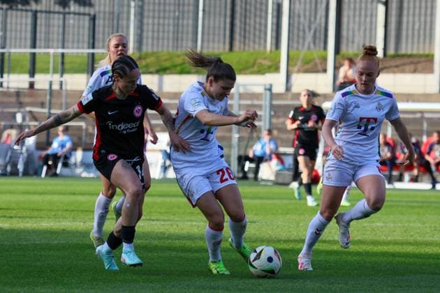 Köln, Deutschland 27. April 2025: 1. BL - Frauen - 2024 2025 - 1. FC Köln vs. Eintracht Frankfurt Im Bild: v.li. im Zweikampf Geraldine Reuteler (Eintracht Frankfurt), Martyna Wiankowksa (1. FC Köln) und Laura Vogt (1. FC Köln) DFB regulations prohibit any use of photographs as image sequences and or quasi-video Rhein-Energie-Stadion Nordrhein Westfalen Copyright: xFotostandx xFantinix