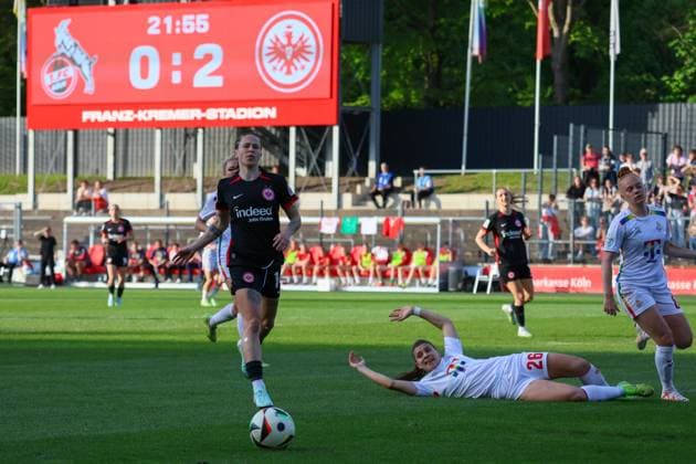 Köln, Deutschland 27. April 2025: 1. BL - Frauen - 2024 2025 - 1. FC Köln vs. Eintracht Frankfurt Im Bild: v.li. im Zweikampf Geraldine Reuteler (Eintracht Frankfurt) und Martyna Wiankowksa (1. FC Köln) DFB regulations prohibit any use of photographs as image sequences and or quasi-video Rhein-Energie-Stadion Nordrhein Westfalen Copyright: xFotostandx xFantinix