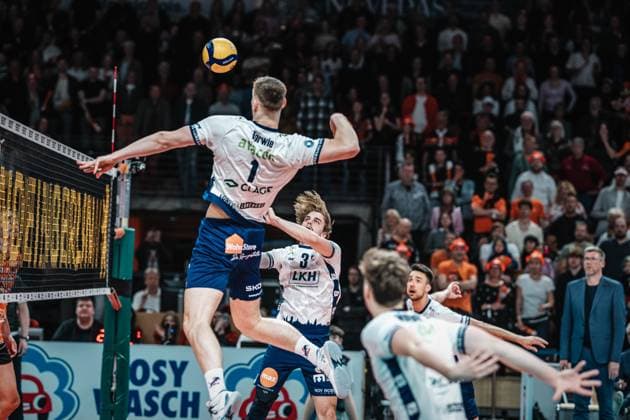 Sport Bilder des Tages Volleyball Herren Saison 2024 2025 Volleyball Bundesliga Playoff Finale Spiel 1 BR Volleys vs. SVG Lüneburg 27.04.2025 Michael Patrick Wright ( 3 SVG Lüneburg) spielt den Ball auf Simon Torwie ( 1 SVG Lüneburg) Berlin Max-Schmeling-Halle Berlin Deutschland