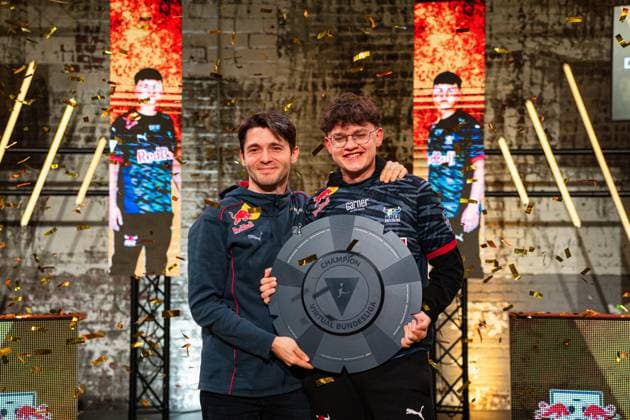 VBL Grand Final by WOW, 27.04.2025 Levy Finn Rieck (RBLZ_levyfinn , RB Leipzig) mit seinem Coach ;VBL Grand Final by WOW, 27.04.2025,Köln,Deutschland