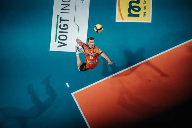 Sport Bilder des Tages Volleyball Herren Saison 2024 2025 Volleyball Bundesliga Playoff Finale Spiel 1 BR Volleys vs. SVG Lüneburg 27.04.2025 Johannes Tille ( 6 BERLIN RECYCLING Volleys) beim Aufschlag Berlin Max-Schmeling-Halle Berlin Deutschland