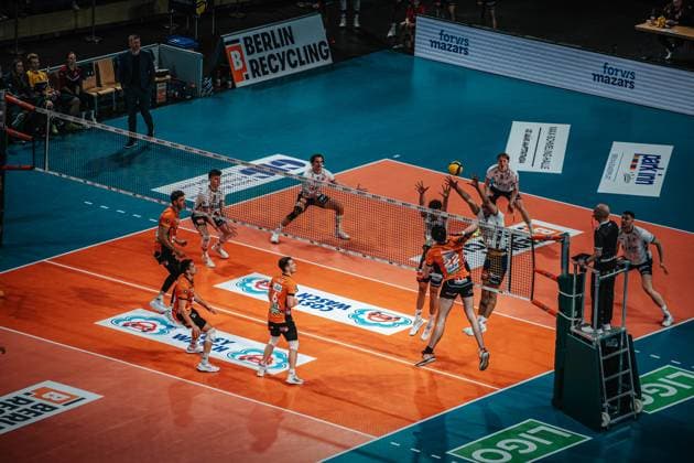 Volleyball Herren Saison 2024 2025 Volleyball Bundesliga Playoff Finale Spiel 1 BR Volleys vs. SVG Lüneburg 27.04.2025 Jake Hanes ( 22 BERLIN RECYCLING Volleys) gegen den Block von Joscha Kunstmann ( 7 SVG Lüneburg) und Xander Wolf Wassenaar Ketrzynski ( 11 SVG Lüneburg) Berlin Max-Schmeling-Halle Berlin Deutschland