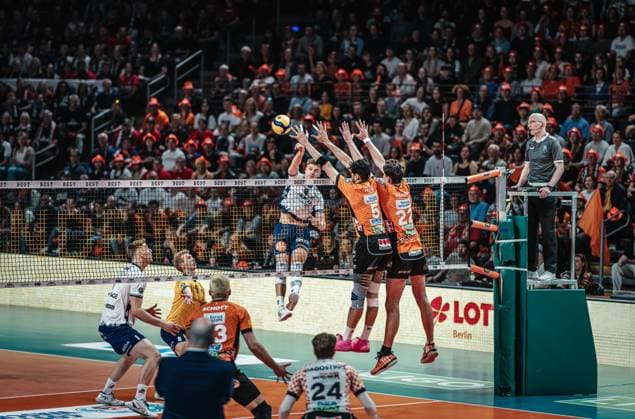 Volleyball Herren Saison 2024 2025 Volleyball Bundesliga Playoff Finale Spiel 1 BR Volleys vs. SVG Lüneburg 27.04.2025 Theo Mohwinkel ( 8 SVG Lüneburg) gegen den Block von Nehemiah Mote ( 5 BERLIN RECYCLING Volleys) und Jake Hanes ( 22 BERLIN RECYCLING Volleys) Berlin Max-Schmeling-Halle Berlin Deutschland