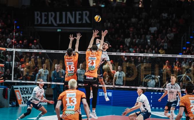 Volleyball Herren Saison 2024 2025 Volleyball Bundesliga Playoff Finale Spiel 1 BR Volleys vs. SVG Lüneburg 27.04.2025 Xander Wolf Wassenaar Ketrzynski ( 11 SVG Lüneburg) gegen den Block von Moritz Reichert ( 15 BERLIN RECYCLING Volleys) und Tobias Krick ( 21 BERLIN RECYCLING Volleys) Berlin Max-Schmeling-Halle Berlin Deutschland