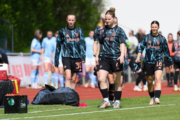 Aschheim, Germany, April 27th, 2025: Substitute players of FC Bayern Munich II on their way to the bench before the 2. Frauen-Bundesliga match between FC Bayern Munich II and SG 99 Andernach at Sportpark Aschheim, Germany. (Sven Beyrich SPP) Copyright: xSvenxBeyrich SPPx spp-en-SvBe-20250427-D4S_9985