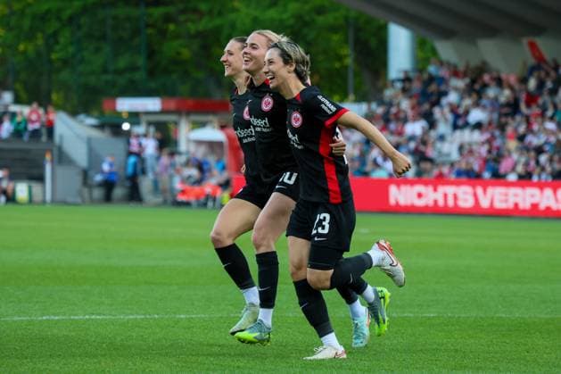 Köln, Deutschland 27. April 2025: 1. BL - Frauen - 2024 2025 - 1. FC Köln vs. Eintracht Frankfurt Im Bild: v.li. die Zweite Torschützin Laura Freigang (Eintracht Frankfurt) macht das Tor zum 3:0 für Eintracht Frankfurt und jubelt mit Lara Prasnikar (Eintracht Frankfurt) und Sara Doorsoun (Eintracht Frankfurt) DFB regulations prohibit any use of photographs as image sequences and or quasi-video Rhein-Energie-Stadion Nordrhein Westfalen Copyright: xFotostandx xFantinix