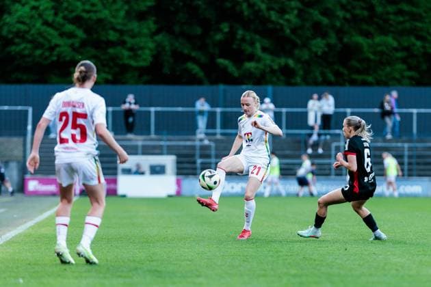 Google Pixel Frauen-Bundesliga, 1. FC Köln - Eintracht Frankfurt; 27.04.2025 Zweikampf Anna Gerhardt (1. FC Köln, 21), Elisa Senß (Eintracht Frankfurt, 6) Google Pixel Frauen-Bundesliga, 1. FC Köln - Eintracht Frankfurt, Köln, Franz-Kremer-Stadion am 27.04.2025 DFB REGULATIONS PROHIBIT ANY USE OF PHOTOGRAPHS AS IMAGE SEQUENCES AND OR QUASI-VIDEO. Copyright: xBEAUTIFULxSPORTS Wunderlx