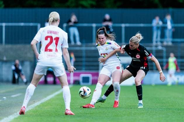 Google Pixel Frauen-Bundesliga, 1. FC Köln - Eintracht Frankfurt; 27.04.2025 Zweikampf Adriana Achcinska (1. FC Köln, 9), Laura Freigang (Eintracht Frankfurt, 10) Google Pixel Frauen-Bundesliga, 1. FC Köln - Eintracht Frankfurt, Köln, Franz-Kremer-Stadion am 27.04.2025 DFB REGULATIONS PROHIBIT ANY USE OF PHOTOGRAPHS AS IMAGE SEQUENCES AND OR QUASI-VIDEO. Copyright: xBEAUTIFULxSPORTS Wunderlx
