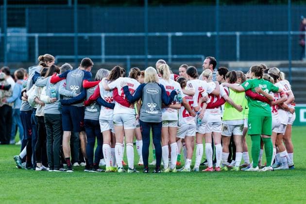 Google Pixel Frauen-Bundesliga, 1. FC Köln - Eintracht Frankfurt; 27.04.2025 Teamkreis 1. FC Köln nach Spielende Google Pixel Frauen-Bundesliga, 1. FC Köln - Eintracht Frankfurt, Köln, Franz-Kremer-Stadion am 27.04.2025 DFB REGULATIONS PROHIBIT ANY USE OF PHOTOGRAPHS AS IMAGE SEQUENCES AND OR QUASI-VIDEO. Copyright: xBEAUTIFULxSPORTS Wunderlx