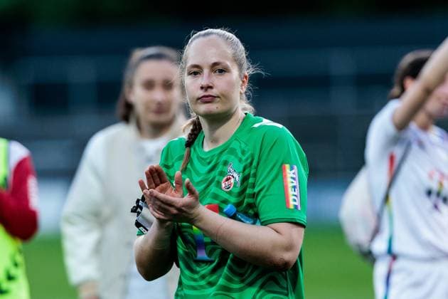 Google Pixel Frauen-Bundesliga, 1. FC Köln - Eintracht Frankfurt; 27.04.2025 Aurora Mikalsen (1. FC Köln, 23) frustriert, applaudiert Richtung Fans Google Pixel Frauen-Bundesliga, 1. FC Köln - Eintracht Frankfurt, Köln, Franz-Kremer-Stadion am 27.04.2025 DFB REGULATIONS PROHIBIT ANY USE OF PHOTOGRAPHS AS IMAGE SEQUENCES AND OR QUASI-VIDEO. Copyright: xBEAUTIFULxSPORTS Wunderlx
