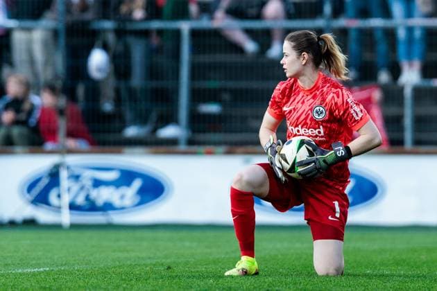 Google Pixel Frauen-Bundesliga, 1. FC Köln - Eintracht Frankfurt; 27.04.2025 Stina Johannes (Eintracht Frankfurt, 1) mit Ball Google Pixel Frauen-Bundesliga, 1. FC Köln - Eintracht Frankfurt, Köln, Franz-Kremer-Stadion am 27.04.2025 DFB REGULATIONS PROHIBIT ANY USE OF PHOTOGRAPHS AS IMAGE SEQUENCES AND OR QUASI-VIDEO. Copyright: xBEAUTIFULxSPORTS Wunderlx