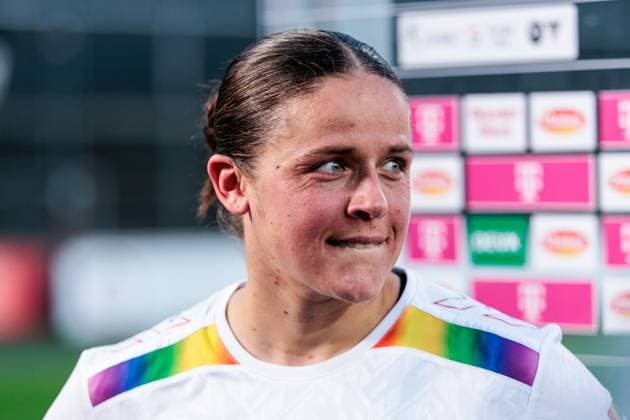 Google Pixel Frauen-Bundesliga, 1. FC Köln - Eintracht Frankfurt; 27.04.2025 Laura Feiersinger (1. FC Köln, 27) kaut auf der Lippe, frustriert beim Interview Google Pixel Frauen-Bundesliga, 1. FC Köln - Eintracht Frankfurt, Köln, Franz-Kremer-Stadion am 27.04.2025 DFB REGULATIONS PROHIBIT ANY USE OF PHOTOGRAPHS AS IMAGE SEQUENCES AND OR QUASI-VIDEO. Copyright: xBEAUTIFULxSPORTS Wunderlx