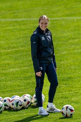 27.04.2025, Fußball, 2. Frauen-Bundesliga, 2024 2025, 23. Spieltag, FC Bayern München U 20 - SG 99 Andernach Vanessa Zilligen (15 Andernach) - derzeit verletzt - steht freudig auf dem Platz. Aschheim Sportpark Aschheim Bayern Deutschland