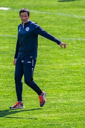 27.04.2025, Fußball, 2. Frauen-Bundesliga, 2024 2025, 23. Spieltag, FC Bayern München U 20 - SG 99 Andernach Trainer Thomas Strotzer (Andernach) gibt Anweisungen. Aschheim Sportpark Aschheim Bayern Deutschland