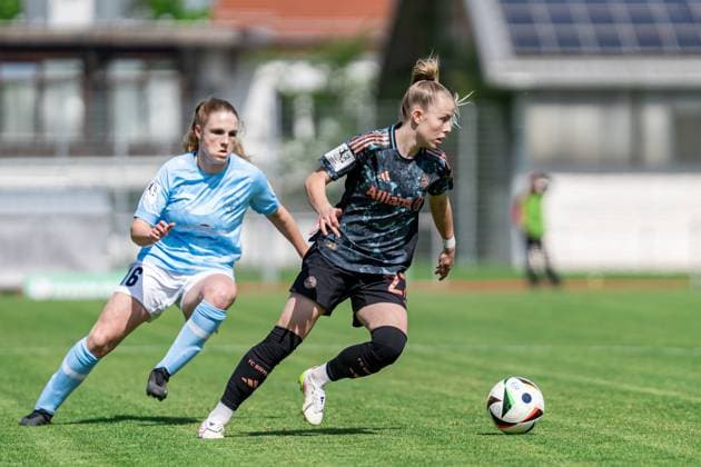 27.04.2025, Fußball, 2. Frauen-Bundesliga, 2024 2025, 23. Spieltag, FC Bayern München U 20 - SG 99 Andernach Laura Gloning (27 Bayern München U20) schnappt sich den Ball. Aschheim Sportpark Aschheim Bayern Deutschland