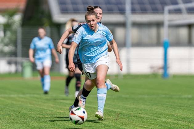27.04.2025, Fußball, 2. Frauen-Bundesliga, 2024 2025, 23. Spieltag, FC Bayern München U 20 - SG 99 Andernach Leonie Wäschenbach (17 Andernach) läuft mit dem Ball in der gegnerischen Hälfte. Aschheim Sportpark Aschheim Bayern Deutschland
