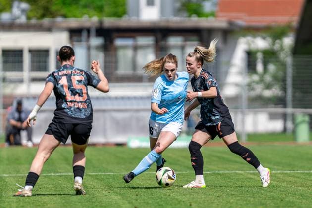 27.04.2025, Fußball, 2. Frauen-Bundesliga, 2024 2025, 23. Spieltag, FC Bayern München U 20 - SG 99 Andernach Karla Engels (16 Andernach) und Laura Gloning (27 Bayern München U20) im Kampf um den Ball. Aschheim Sportpark Aschheim Bayern Deutschland