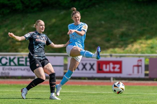 Sport Bilder des Tages 27.04.2025, Fußball, 2. Frauen-Bundesliga, 2024 2025, 23. Spieltag, FC Bayern München U 20 - SG 99 Andernach Carolin Schraa (7 Andernach) mit einem Schuss aufs Tor. Luzie Zähringer (5 Bayern München U20) schaut dem Ball nur noch nach. Aschheim Sportpark Aschheim Bayern Deutschland