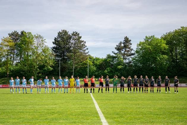 27.04.2025, Fußball, 2. Frauen-Bundesliga, 2024 2025, 23. Spieltag, FC Bayern München U 20 - SG 99 Andernach Beide Mannschaften stehen vor dem Anpfiff auf dem Feld. Aschheim Sportpark Aschheim Bayern Deutschland