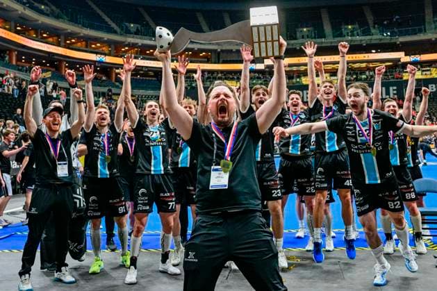 Sport Themen der Woche KW17 Sport Bilder des Tages Superfinale play off florbalove extraligy muzu: Florbal Mlada Boleslav - Tatran Stresovice, 27. dubna 2025, Praha. Trener Joonas Naava z Mlade Boleslavi se raduje s hraci ze zisku mistrovskeho titulu. (CTKxPhoto VitxSimanek) CTKPhotoP2025042706561  CTKPhotoP2025042706561