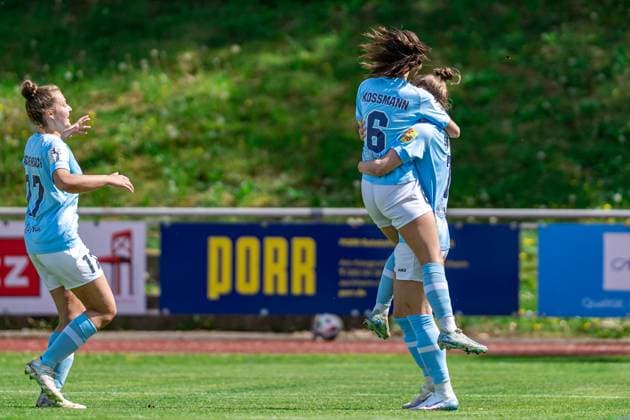 27.04.2025, Fußball, 2. Frauen-Bundesliga, 2024 2025, 23. Spieltag, FC Bayern München U 20 - SG 99 Andernach Große Freude bei Andernachs Spielerinnen Carolin Schraa (7, Torschützin), Lisa Kossmann (6) und Leonie Wäschenbach (17). Aschheim Sportpark Aschheim Bayern Deutschland