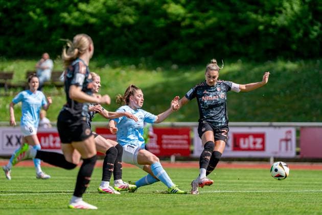 27.04.2025, Fußball, 2. Frauen-Bundesliga, 2024 2025, 23. Spieltag, FC Bayern München U 20 - SG 99 Andernach Jana Kappes (20 Bayern München U20) versucht den Schussversuch von Leonie Krump (12 Andernach) abzublocken. Aschheim Sportpark Aschheim Bayern Deutschland