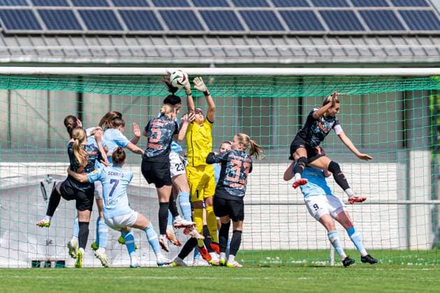 27.04.2025, Fußball, 2. Frauen-Bundesliga, 2024 2025, 23. Spieltag, FC Bayern München U 20 - SG 99 Andernach Torhüterin Laura van der Laan (1 Andernach) geht zum Ball und wird durch ihre eigene Mitspielerin Magdalena Schumacher (23 Andernach) bedrängt, da Luzie Zähringer (5 Bayern München U20) ebenfalls zum Ball geht. Aschheim Sportpark Aschheim Bayern Deutschland