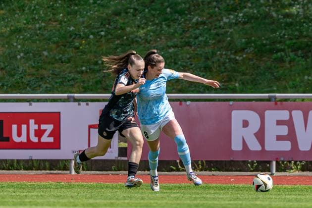 27.04.2025, Fußball, 2. Frauen-Bundesliga, 2024 2025, 23. Spieltag, FC Bayern München U 20 - SG 99 Andernach Melina Hoffmann (29 Bayern München U20) und Maren Weingarz (8 Andernach) kämpfen um den Ball. Aschheim Sportpark Aschheim Bayern Deutschland