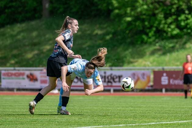 27.04.2025, Fußball, 2. Frauen-Bundesliga, 2024 2025, 23. Spieltag, FC Bayern München U 20 - SG 99 Andernach Leonie Krump (12 Andernach) wird von Nike Herrmann (14 Bayern München U20) von den Beinen geholt. Aschheim Sportpark Aschheim Bayern Deutschland