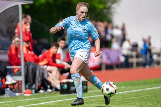 27.04.2025, Fußball, 2. Frauen-Bundesliga, 2024 2025, 23. Spieltag, FC Bayern München U 20 - SG 99 Andernach Karla Engels (16 Andernach) läuft mit dem Ball. Aschheim Sportpark Aschheim Bayern Deutschland