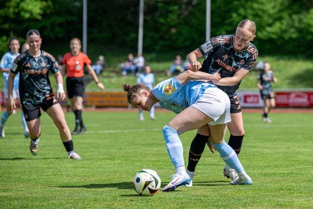 27.04.2025, Fußball, 2. Frauen-Bundesliga, 2024 2025, 23. Spieltag, FC Bayern München U 20 - SG 99 Andernach Carolin Schraa (7 Andernach) und Luzie Zähringer (5 Bayern München U20) im Kampf um den Ball. Aschheim Sportpark Aschheim Bayern Deutschland
