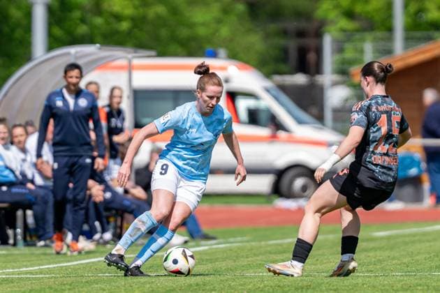 27.04.2025, Fußball, 2. Frauen-Bundesliga, 2024 2025, 23. Spieltag, FC Bayern München U 20 - SG 99 Andernach Leonie Stöhr (9 Andernach) versucht Laura Dafinger (15 Bayern München U20) auszuspielen. Aschheim Sportpark Aschheim Bayern Deutschland