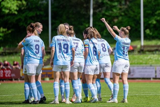 27.04.2025, Fußball, 2. Frauen-Bundesliga, 2024 2025, 23. Spieltag, FC Bayern München U 20 - SG 99 Andernach Leonie Wäschenbach (17 Andernach) bejubelt, auch mit ihren Teamkameradinnen, ihr Tor zum 2:0. Aschheim Sportpark Aschheim Bayern Deutschland