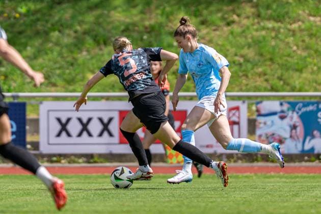 27.04.2025, Fußball, 2. Frauen-Bundesliga, 2024 2025, 23. Spieltag, FC Bayern München U 20 - SG 99 Andernach Carolin Schraa (7 Andernach) im Zweikampf mit Luzie Zähringer (5 Bayern München U20). Aschheim Sportpark Aschheim Bayern Deutschland