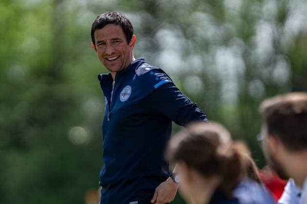 27.04.2025, Fußball, 2. Frauen-Bundesliga, 2024 2025, 23. Spieltag, FC Bayern München U 20 - SG 99 Andernach Trainer Thomas Strotzer (Andernach) kann lachen. Aschheim Sportpark Aschheim Bayern Deutschland