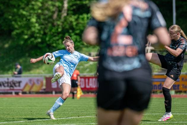 27.04.2025, Fußball, 2. Frauen-Bundesliga, 2024 2025, 23. Spieltag, FC Bayern München U 20 - SG 99 Andernach Leonie Wäschenbach (17 Andernach) mit einem Schuss aufs Tor. Aschheim Sportpark Aschheim Bayern Deutschland