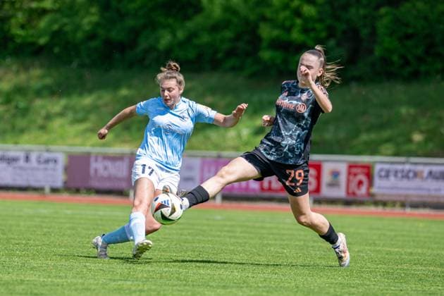 27.04.2025, Fußball, 2. Frauen-Bundesliga, 2024 2025, 23. Spieltag, FC Bayern München U 20 - SG 99 Andernach Leonie Wäschenbach (17 Andernach) schießt aufs Tor. Melina Hoffmann (29 Bayern München U20) versucht den Ball noch abzufangen. Aschheim Sportpark Aschheim Bayern Deutschland