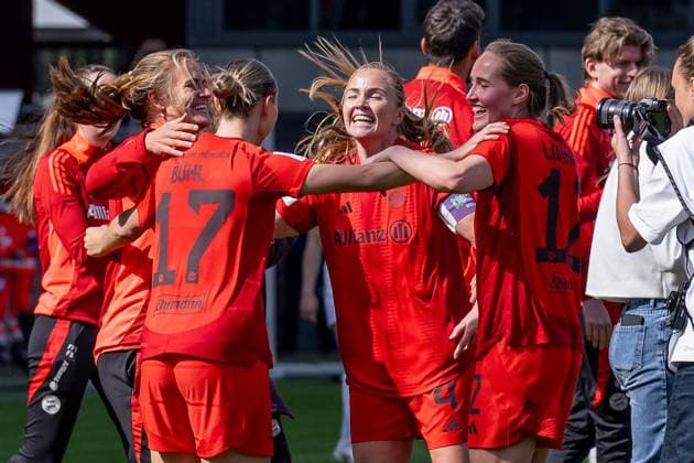 Die Muenchnerinnen feiern ausgelassen den vorzeitigen Gewinn der Deutschen Meisterschaft der Google Pixel Frauen Bundesliga, hier Klara Buehl (FC Bayern Muenchen Frauen, 17), Glodis Perla Viggosdottir (FC Bayern Muenchen Frauen, 4) und Sydney Lohmann (FC Bayern Muenchen Frauen, 12) FC Bayern Muenchen Frauen vs. SC Freiburg, Fussball, Google Pixel Frauen-Bundesliga, 20. Spieltag, Saison 2024 2025, 27.04.2025. (DFL DFB REGULATIONS PROHIBIT ANY USE OF PHOTOGRAPHS as IMAGE SEQUENCES and or QUASI-VIDEO). FC Bayern Muenchen Frauen vs. SC Freiburg, Fussball, Google Pixel Frauen-Bundesliga, 20. Spieltag, Saison 2024 2025, 27.04.2025. Muenchen Copyright: xEibner-Pressefoto HeikexFeinerx EP_HFR