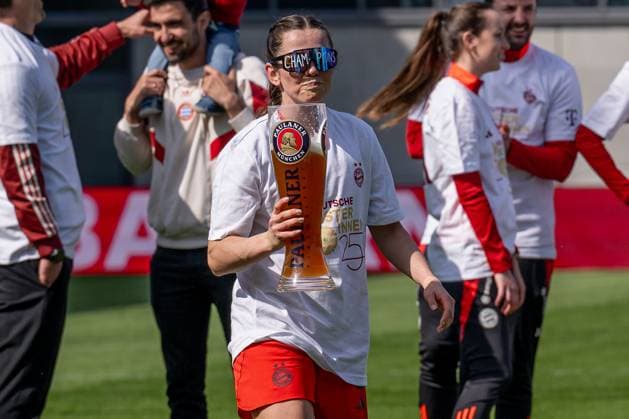 Die Muenchnerinnen feiern ausgelassen den vorzeitigen Gewinn der Deutschen Meisterschaft der Google Pixel Frauen Bundesliga, hier Tuva Hansen (FC Bayern Muenchen, 6) mit einem Weissbier von Paulaner FC Bayern Muenchen Frauen vs. SC Freiburg, Fussball, Google Pixel Frauen-Bundesliga, 20. Spieltag, Saison 2024 2025, 27.04.2025. (DFL DFB REGULATIONS PROHIBIT ANY USE OF PHOTOGRAPHS as IMAGE SEQUENCES and or QUASI-VIDEO). FC Bayern Muenchen Frauen vs. SC Freiburg, Fussball, Google Pixel Frauen-Bundesliga, 20. Spieltag, Saison 2024 2025, 27.04.2025. Muenchen Copyright: xEibner-Pressefoto HeikexFeinerx EP_HFR
