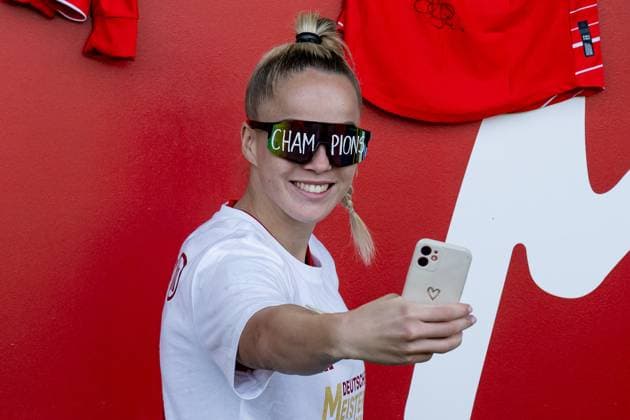 Die Muenchnerinnen feiern ausgelassen den vorzeitigen Gewinn der Deutschen Meisterschaft der Google Pixel Frauen Bundesliga, hier Giulia Gwinn (FC Bayern Muenchen Frauen, 7) beim Selfie machen bei den Fans mit einer Champions Brille FC Bayern Muenchen Frauen vs. SC Freiburg, Fussball, Google Pixel Frauen-Bundesliga, 20. Spieltag, Saison 2024 2025, 27.04.2025. (DFL DFB REGULATIONS PROHIBIT ANY USE OF PHOTOGRAPHS as IMAGE SEQUENCES and or QUASI-VIDEO). FC Bayern Muenchen Frauen vs. SC Freiburg, Fussball, Google Pixel Frauen-Bundesliga, 20. Spieltag, Saison 2024 2025, 27.04.2025. Muenchen Copyright: xEibner-Pressefoto HeikexFeinerx EP_HFR