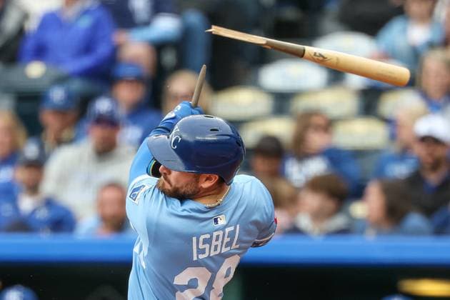 Sport Bilder des Tages MLB, Baseball Herren, USA 2025: Astros Vs Royals APR 27 April 27, 2025: Kansas City Royals center fielder Kyle Isbel (28) breaks a bat during the fifth inning against the Houston Astros at Kauffman Stadium in Kansas City, MO. David Smith CSM (Credit Image: Â David Smith Cal Media) Kansas City Mo United States of America EDITORIAL USE ONLY Copyright: xx ZUMA-20250427_zma_c04_092.jpg DavidxSmithx csmphotothree379371