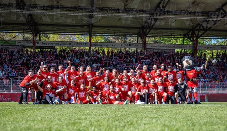 Sport Themen der Woche KW17 Sport Bilder des Tages Fussball, Frauen, Saison 2024 2025, 2. Bundesliga (23. Spieltag), 1. FC Union Berlin - Borussia Mönchengladbach, Union feiert den Aufstieg in die 1. Bundesliga, Siegerfoto vor der Waldseite, 27.04.2025, *** Soccer, Women, Season 2024 2025, 2 Bundesliga 23 Matchday , 1 FC Union Berlin Borussia Mönchengladbach, Union celebrates promotion to 1 Bundesliga, Winner photo in front of the forest side, 27 04 2025, Copyright: xSebastianxRäppold MatthiasxKochx