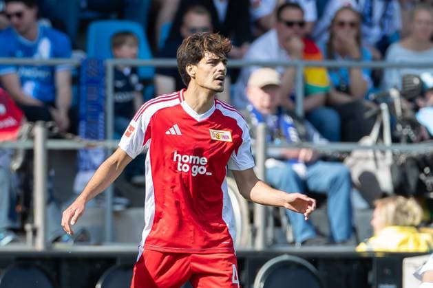 Diogo Leite (1.FC Union Berlin) schaut waehrend des Spiels der 1. Bundesliga zwischen VfL Bochum 1848 und 1. FC Union Berlin, Vonovia Ruhrstadion am 27. April 2025 in Bochum, Deutschland. (Foto von Mario Hommes DeFodi Images) +++ Diogo Leite (1.FC Union Berlin) looks on during the Bundesliga match between VfL Bochum 1848 and 1. FC Union Berlin at Vonovia Ruhrstadion on April 27, 2025 in Bochum, Germany. (Photo by Mario Hommes DeFodi Images) DFL regulations prohibit any use of photographs as image sequences and or quasi-video. (Photo by Mario Hommes DeFodi Images)