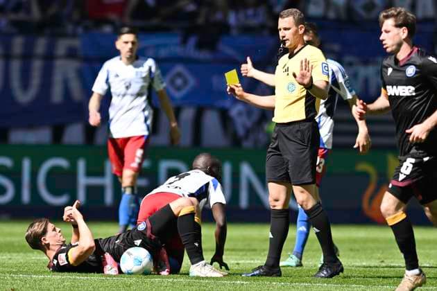GER; 2. FBL,, Hamburger SV vs Karlsruher SC 27.04.2025, Volksparkstadion, Hamburg, GER; 2. FBL, Hamburger SV vs Karlsruher SC im Bild Jean-Luc Dompe (Hamburg 07) versucht sich gegen Dzenis Burnic (Karlsruhe 07) durchzusetzen