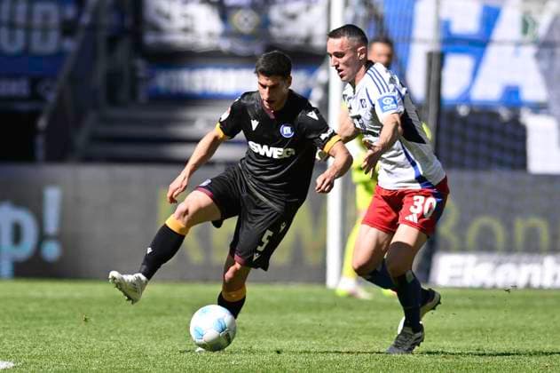 GER; 2. FBL,, Hamburger SV vs Karlsruher SC 27.04.2025, Volksparkstadion, Hamburg, GER; 2. FBL, Hamburger SV vs Karlsruher SC im Bild Silvan Hefti (Hamburg 30) versucht sich gegen Robin Heusser (Karlsruhe 05) durchzusetzen