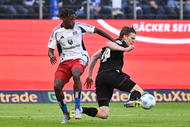 GER; 2. FBL,, Hamburger SV vs Karlsruher SC 27.04.2025, Volksparkstadion, Hamburg, GER; 2. FBL, Hamburger SV vs Karlsruher SC im Bild Davie Selke (Hamburg 45) versucht sich gegen David Herold (Karlsruhe 20) durchzusetzen