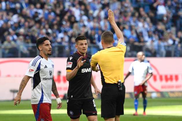 GER; 2. FBL,, Hamburger SV vs Karlsruher SC 27.04.2025, Volksparkstadion, Hamburg, GER; 2. FBL, Hamburger SV vs Karlsruher SC im Bild Marvin Wanitzek (Karlsruhe 10) schiesst das Tor zum 2-1 fuer Karsruhe und Schiedsrichter Florian Lechner diskutert ueber ein Abseitstor