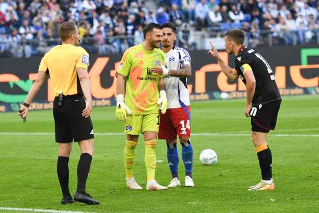 GER; 2. FBL,, Hamburger SV vs Karlsruher SC 27.04.2025, Volksparkstadion, Hamburg, GER; 2. FBL, Hamburger SV vs Karlsruher SC im Bild Marvin Wanitzek (Karlsruhe 10) schiesst das Tor zum 2-1 fuer Karsruhe und Schiedsrichter Florian Lechner diskutert ueber ein Abseitstor