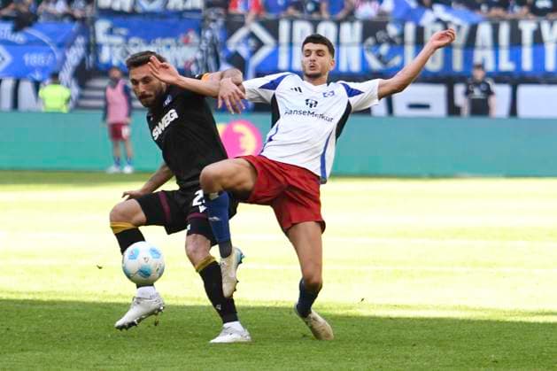 GER; 2. FBL,, Hamburger SV vs Karlsruher SC 27.04.2025, Volksparkstadion, Hamburg, GER; 2. FBL, Hamburger SV vs Karlsruher SC im Bild Daniel Elfadli (Hamburg 08) versucht sich gegen Fabian Schleusener (Karlsruhe 24) durchzusetzen